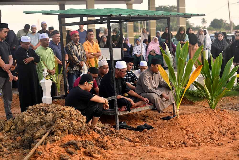 Sebahagian orang ramai yang hadir memberi penghormatan terakhir terhadap jenazah tragedi letupan sebuah kapal di perairan Samalaju, Bintulu, Sarawak, Allahyarham Muhamad Firdaus Abdull Fatah, 36, sebaik dikebumikan di Tanah Perkuburan Islam Kampung Parit Jay pada Isnin.Foto Bernama