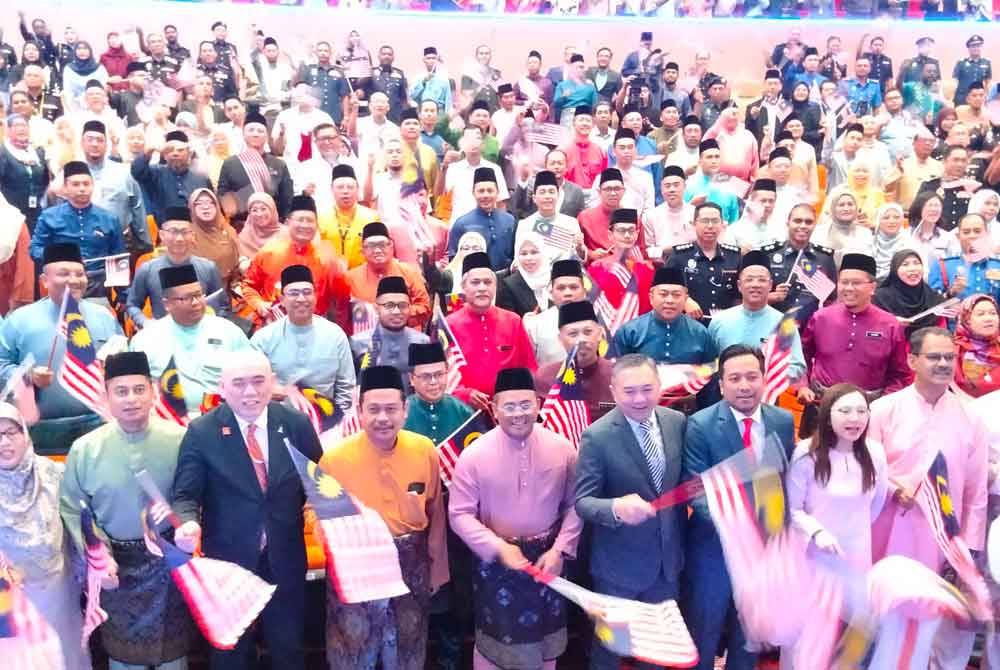 Amirudin (tengah) bersama penjawat awam pada Majlis Pelancaran Kempen Kibar Jalur Gemilang Peringkat Negeri Selangor.