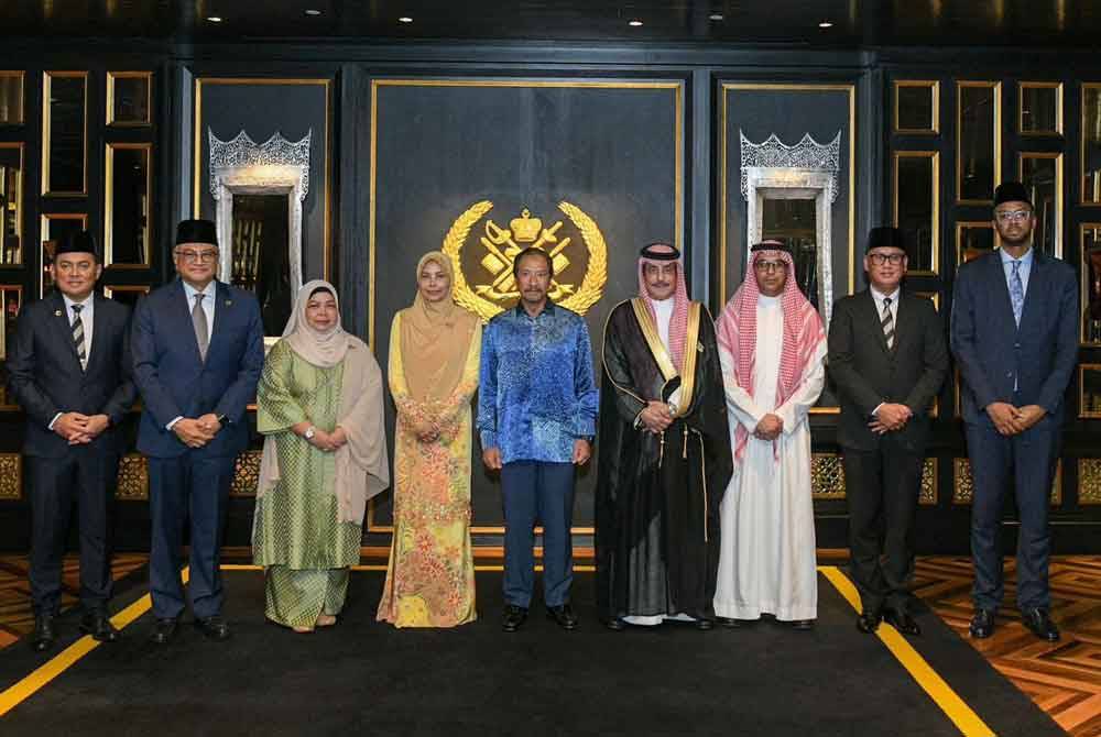 Sultan Mizan dan Sultanah Nur Zahirah mengabadikan gambar kenangan bersama delegasi Arab Saudi dan pihak UniSZA.