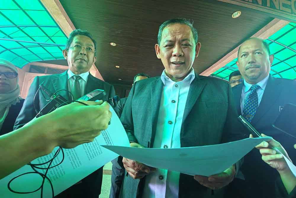 Aminuddin (tengah) ditemui pemberita selepas Persidangan Kedua Penggal Kedua DUN Negeri Sembilan Yang ke-15, pada Isnin.