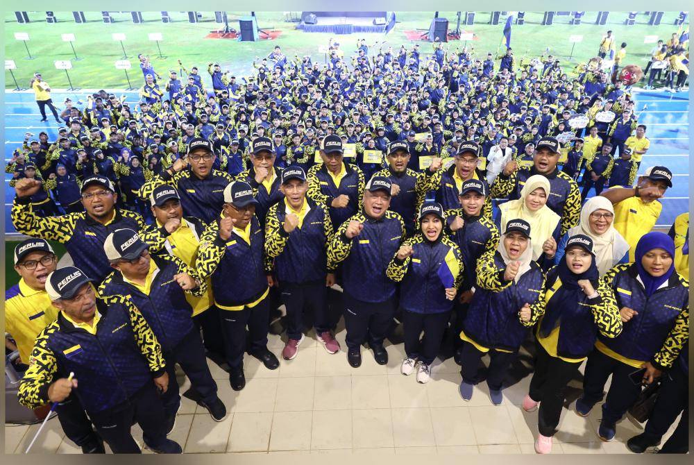 Pemangku Raja Perlis Tuanku Syed Faizuddin Putra Jamalullail (enam dari kiri) dan Raja Puan Muda Perlis Tuanku Dr Hajah Lailatul Shahreen Akashah Khalil berkenan bergambar bersama Mohd Shukri (empat dari kiri) serta barisan Exco dan atlet pada Majlis Penyerahan Bendera Kontinjen Perlis ke temasya Sukma Sarawak 2024 di Stadium Tuanku Syed Putra malam tadi. Foto Bernama