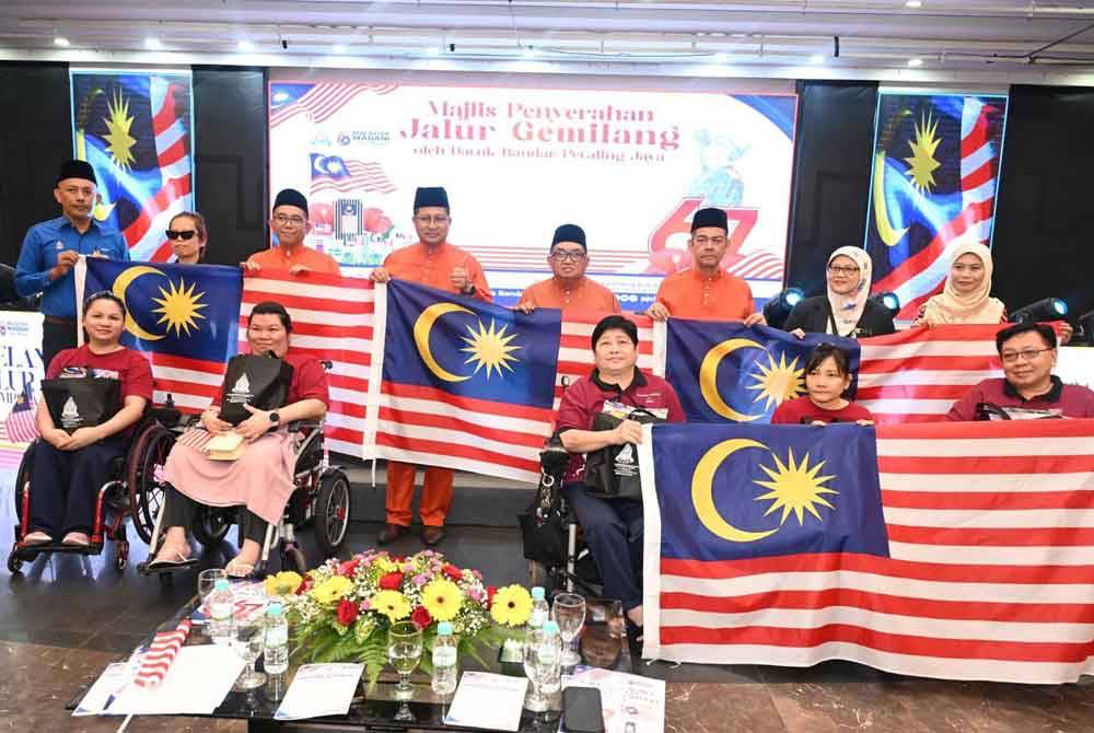 Mohamad Zahri (empat dari kanan) bergambar semasa Majlis Pelancaran Kempen Kibar Jalur Gemilang 2024 Peringkat Petaling Jaya di Dewan Banquet MBPJ pada Isnin.