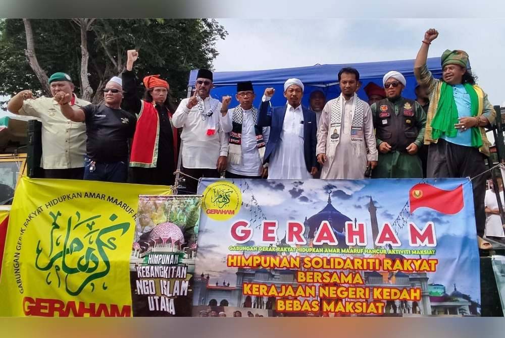 Noor Hakimi (empat dari kanan) bersama beberapa pemimpin NGO mengadakan himpunan aman GERAHAM di Dataran Medan Bandar Alor Setar.