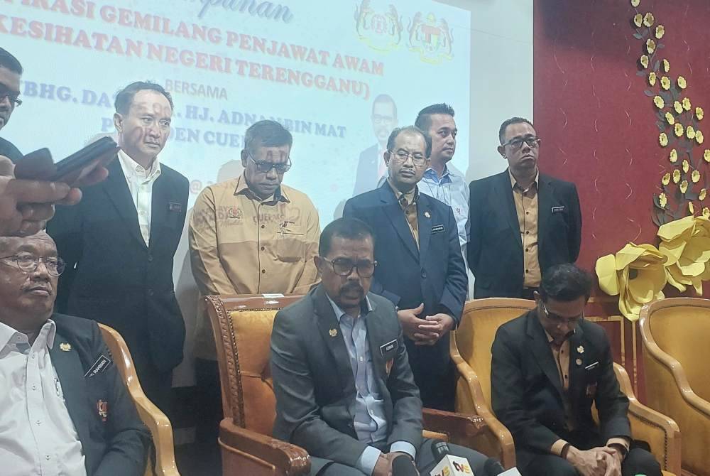 Adnan (tengah) ketika sidang akhbar selepas Perhimpunan Inspirasi Gemilang Penjawat Awam (Kesihatan Negeri Terengganu) di HSNZ di Kuala Terengganu pada Isnin.