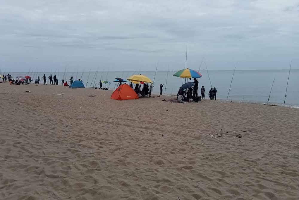 Pemandangan pertandingan memancing di Pantai Senok.