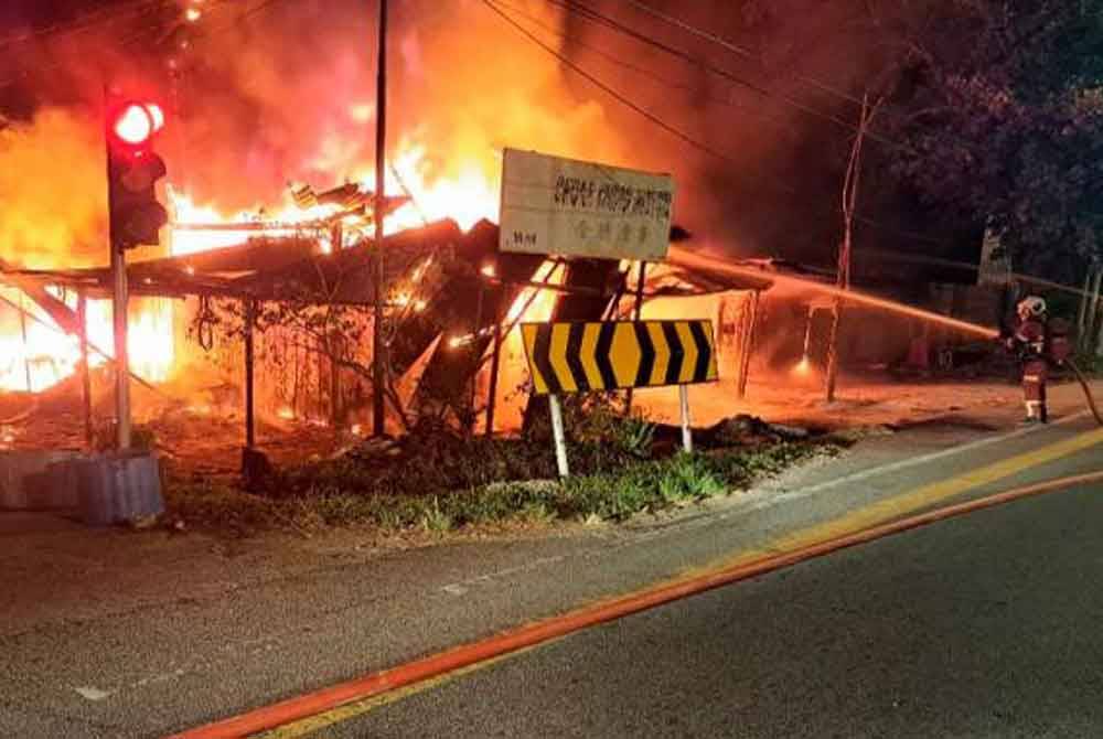 Bengkel motosikal kelas C terbakar sebanyak 90 peratus dan melibatkan anggaran 50 buah motosikal. - Foto JBPM Perak