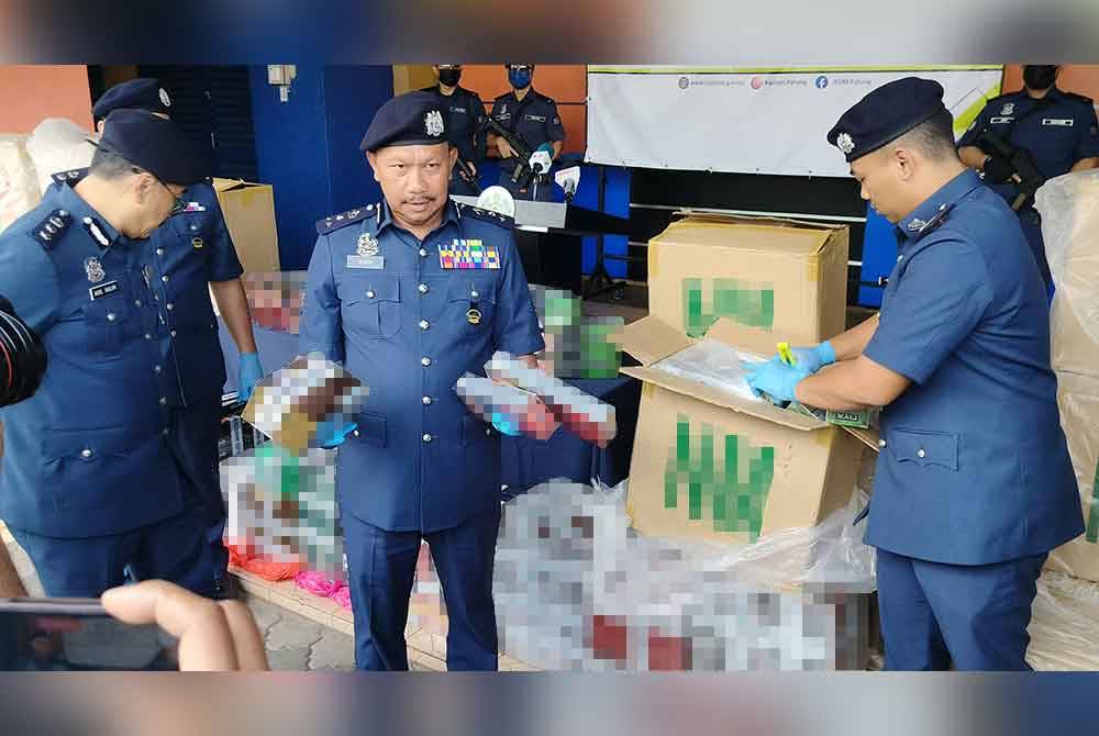 Mohd Asri menunjukkan sebahagian rokok seludup yang dirampas dalam dua serbuan berasingan di sekitar negeri ini pada 16 dan 22 Julai lalu.