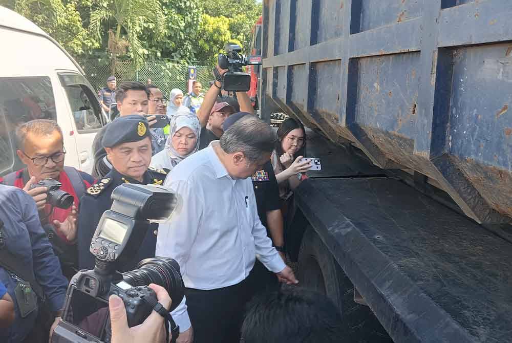 Anthony Loke (tengah) melihat sebuah lori yang ditahan JPJ kerana melakukan kesalahan berat semasa operasi khas bersepadu kenderaan pelancongan, perkhidmatan awam dan perdagangan di Stesen Penguatkuasaan Jabatan Pengangkutan Jalan (JPJ) Gombak, Selangor pada Selasa.
Foto: HISYAMUDDIN AYUB.