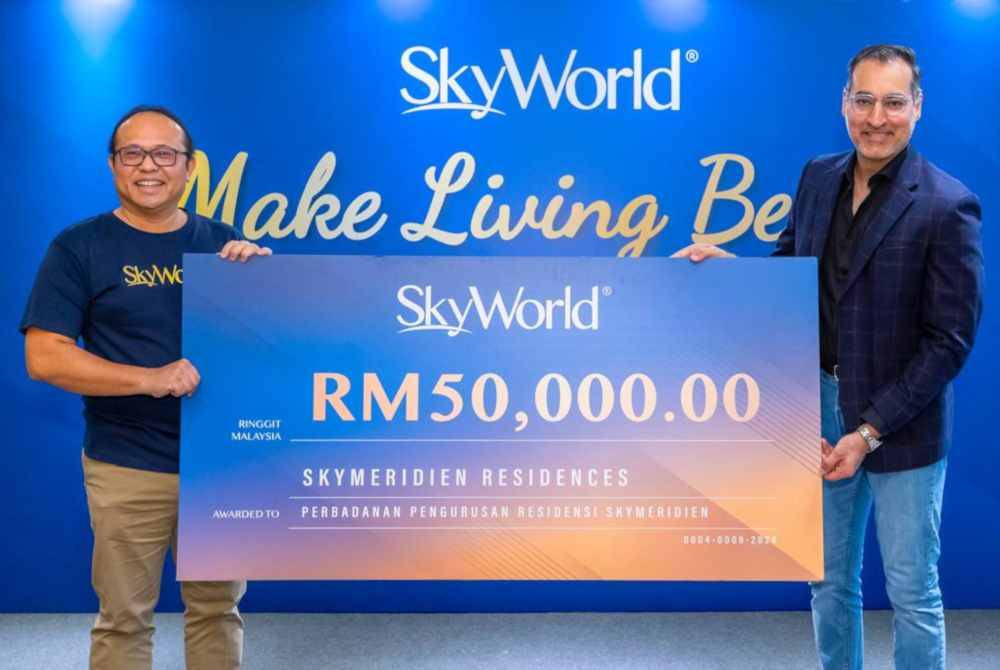 Chee Seng (kiri) menyampaikan replika cek replika bernilai RM50,000 kepada Pengerusi Korporat Pengurusan SkyMeridien Residences, Jitesh Mohan Devnani (kanan) sebagai penghargaan atas kemenangan SkyMeridien Residences di Anugerah Harta Kelola dan Bersih Terbaik The Edge.