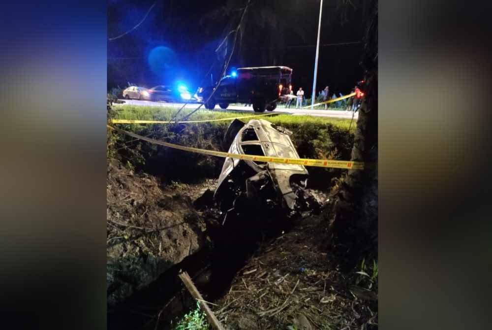 Kenderaan mangsa ditemukan terbabas dalam parit di KM24 Jalan Teluk Intan-Bidor pada Isnin. Foto ihsan PDRM