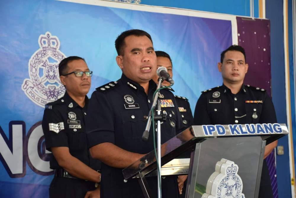 Asisten Komisioner Bahrin Mohd Noh (kiri) pada sidang media di IPD Kluang. Foto FB Polis Daerah Kluang