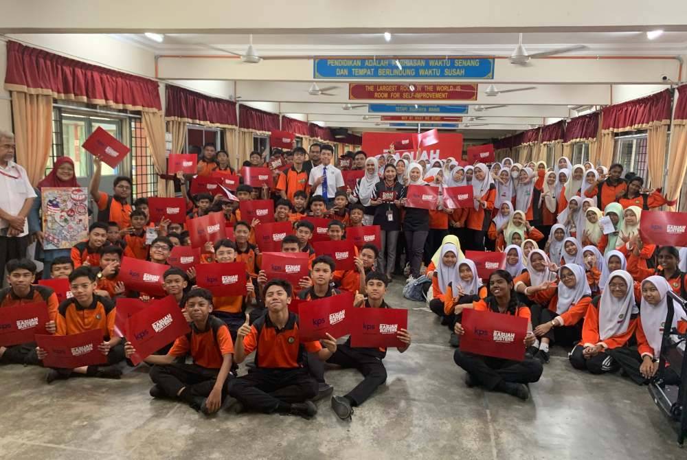 Peserta bergambar bersama penganjur pada program KPS ACT-I Jelajah Anti Rasuah di SMK Seksyen 19 di sini pada Selasa.