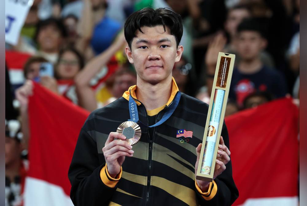 Zii Jia menerima pingat gangsa dalam acara badminton perseorangan lelaki Sukan Olimpik Paris 2024, di Arena Porte De La Chapelle pada Isnin. Foto Bernama