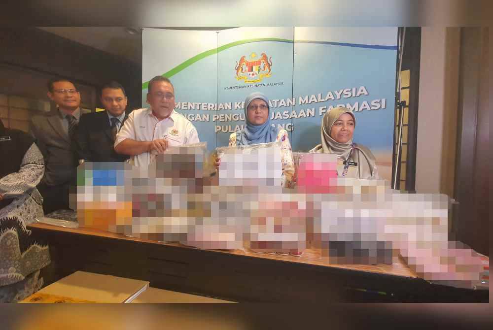 Mohd Zawawi (tiga dari kiri) dan Dr Fazilah (dua dari kanan) menunjukkan antara ubat perangsang seks tidak berdaftar yang dirampas.