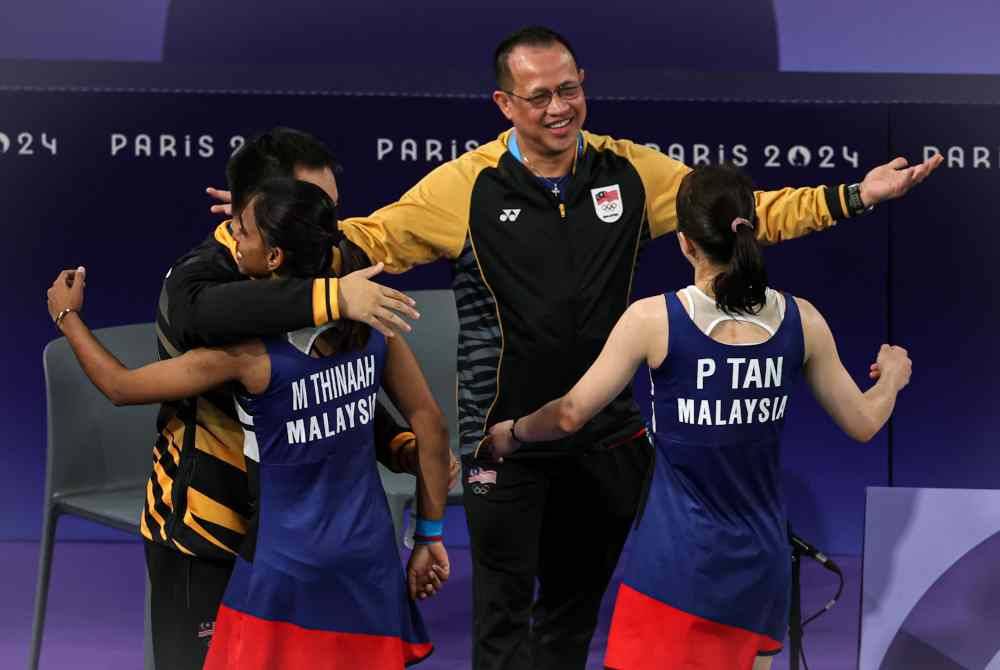 Pengarah Kejurulatihan Akademi Badminton Malaysia (ABM), Rexy Mainaky meraikan kemenangan beregu wanita badminton negara, Pearly Tan dan M. Thinaah. Foto Bernama