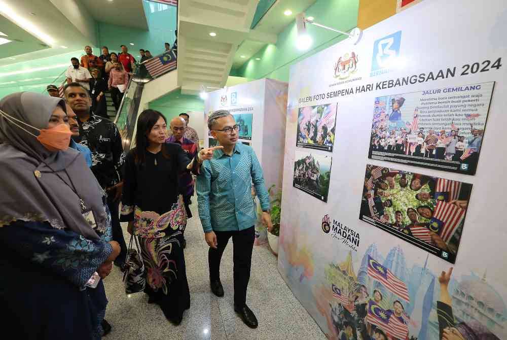 Fahmi Fadzil (kanan) bersama Timbalannya, Teo Nie Ching (dua,kanan) melawat pameran galeri foto Bernama sempena sambutan Hari Kebangsaan 2024 pada Perhimpunan Bulanan Kementerian Komunikasi Bulan Ogos 2024 di kementeriannya pada Selasa. Foto Bernama