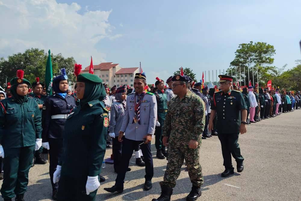 Amirudin membuat pemeriksaan perbarisan pada Majlis Penutup Pertandingan Kawad Kaki Pasukan Badan Beruniform Piala Datuk Menteri Besar Selangor Tahun 2024 di Padang Kawad, UiTM Puncak Alam pada Selasa.