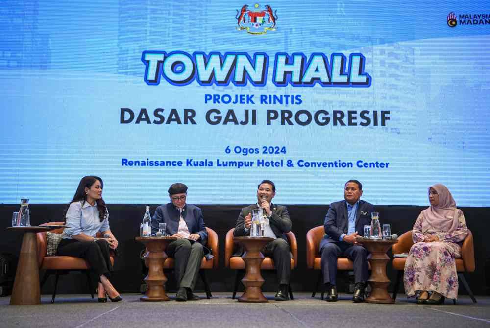 Rafizi Ramli (tengah) ketika Sesi Dialog Menteri Ekonomi Bersama Peserta pada Program "Town Hall" Projek Rintis Dasar Gaji Progresif di Renaissance Kuala Lumpur pada Selasa. Foto Bernama