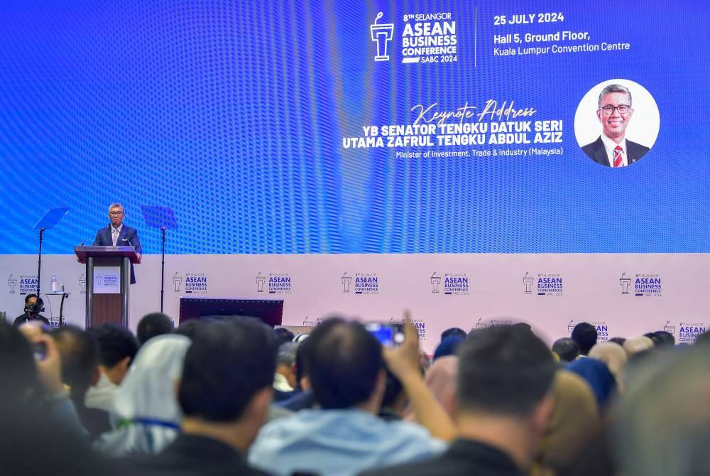 Tengku Datuk Seri Zafrul Abdul Aziz menyampaikan ucapan pada Persidangan Perniagaan ASEAN Selangor (SABC) 2024 di Kuala Lumpur Convention Centre pada Selasa. Foto Bernama