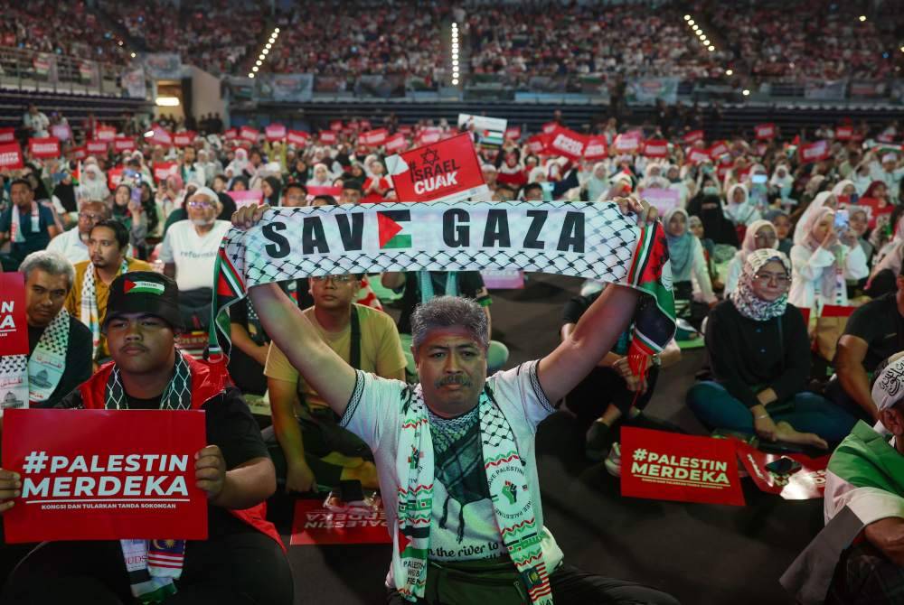 Orang ramai menghadiri Himpunan Pembebasan Palestin di Axiata Arena Bukit Jalil Kuala Lumpur. Foto Bernama