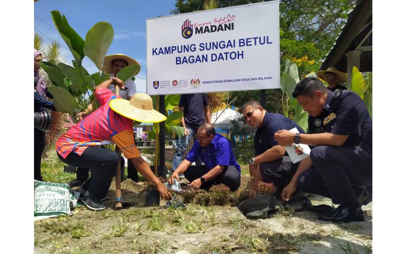 Setiausaha Bahagian Komuniti Desa Kementerian Kemajuan Desa dan Wilayah (KKDW) , Che Mohd Zulkifli Ismail (dua dari kanan) bersama Pegawai Tugas-tugas Khas III, Menteri KKDW, Datuk Khairudin Tarmizi (dua dari kiri) turut menanam pokok sempena program tersebut di Kampung Sungai Betul di sini pada Selasa.