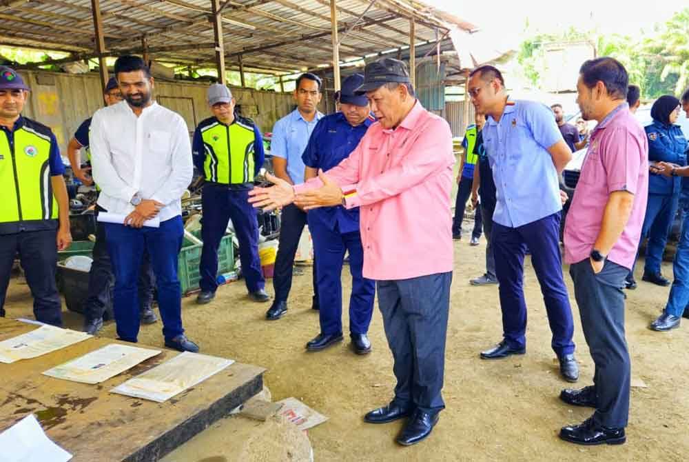 Menteri Besar Negeri Sembilan, Datuk Seri Aminuddin Harun (depan) turut ke lokasi serbuan pada Selasa. Foto PTG NS