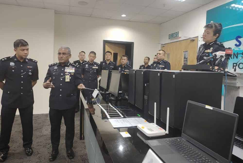 Ramli (dua dari kiri) menunjukkan barangan yang dirampas pada sidang akhbar sebelum ini.