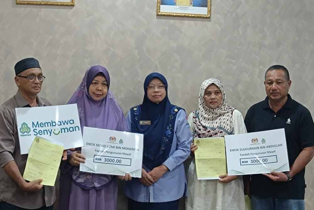 Kedua waris keluarga bergambar bersama Pengarah PERKESO Terengganu, Farihah Che Husin (tengah).