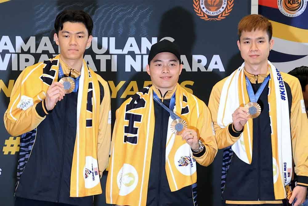 Pemenang pingat gangsa Sukan Olimpik Paris 2024, Zii Jia, Aaron dan Wooi Yik disambut meriah ketika tiba di Lapangan Terbang Antarabangsa Kuala Lumpur (KLIA) pada Rabu. Foto Bernama