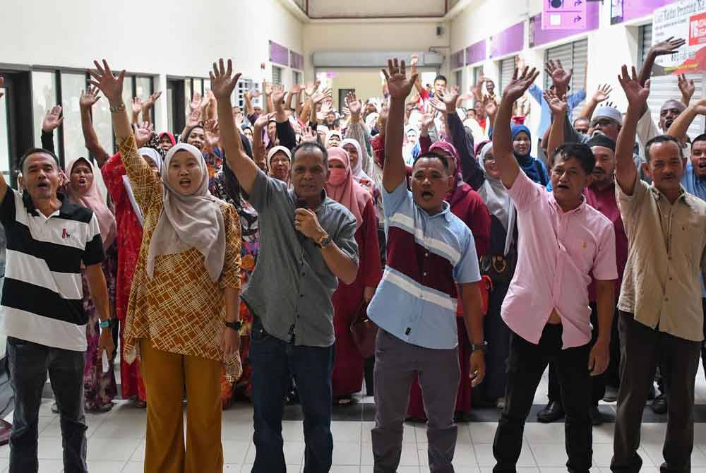 Sebahagian ahli Bersatu daripada lapan cawangan dan 18 cawangan Srikandi Bersatu melaungkan &#039;Bye Bersatu&#039; selepas mengumumkan peletakan jawatan dan keluar daripada parti tersebut berkuat kuasa serta-merta dalam satu sidang media di Pusat Khidmat Ahli Parlimen Jeli, pada Rabu. Foto Bernama