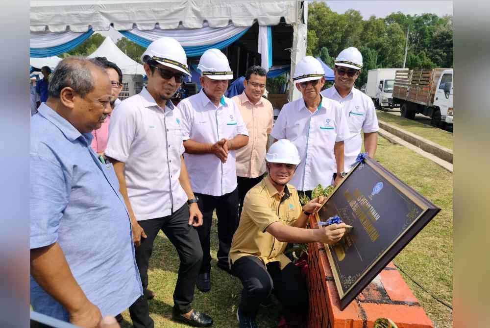 Muhammad Faiz menandatangani plak sempena Majlis Pecah Tanah Kilang Air Batu PNK Kuantan di Kompleks LKIM, Kemunting pada Rabu.