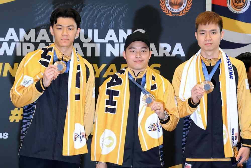 Pemenang pingat gangsa Sukan Olimpik Paris 2024, Zii Jia, Aaron dan Wooi Yik disambut meriah ketika tiba di Lapangan Terbang Antarabangsa Kuala Lumpur (KLIA) pada Rabu. Foto Bernama