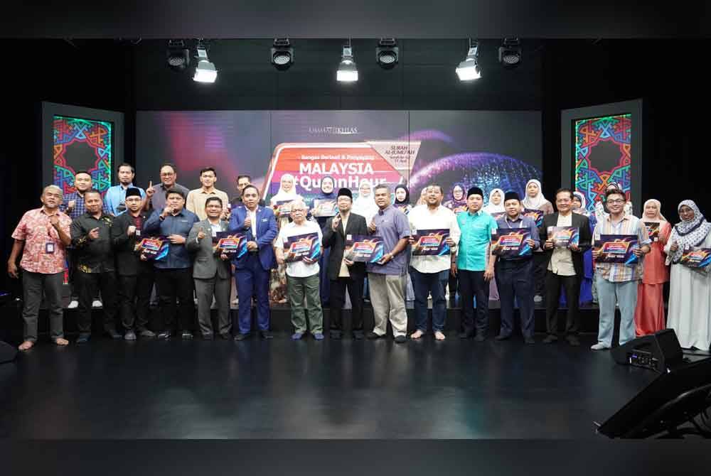 Datuk Hussamuddin Yaacub( tujuh dari kiri) bergambar bersama rakan sinergi media pada Majlis Taklimat Sinergi Media sempena Malaysia #Quranhour di Kumpulan Karangkraf.