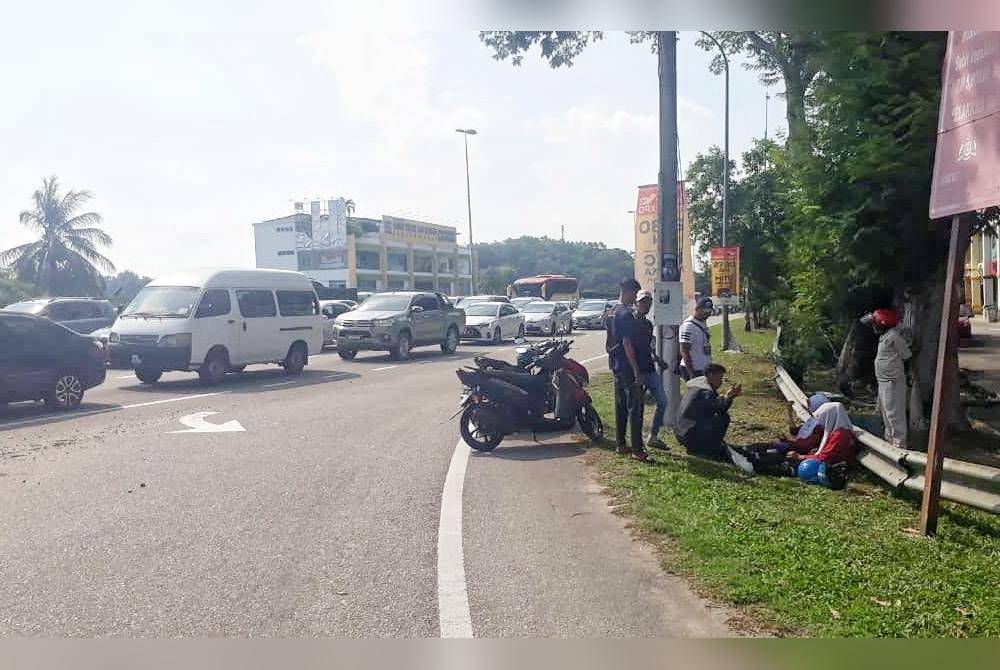 Dua pelajar sekolah yang terlibat dalam kemalangan selepas dilanggar pemandu mabuk di
lampu isyarat Cheng Height pada Selasa.