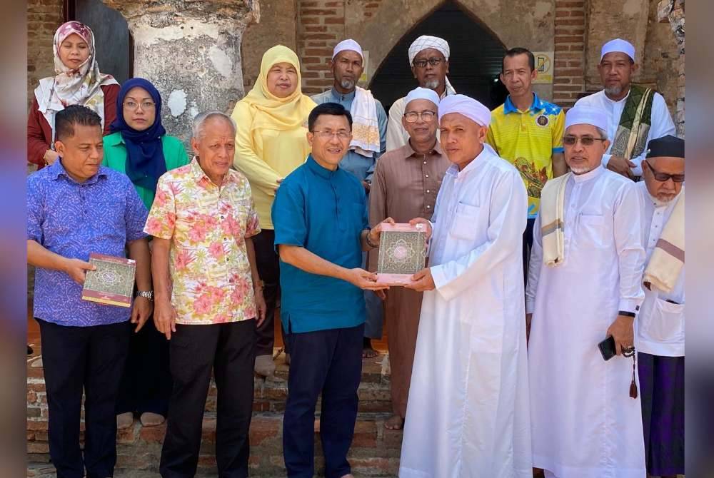 Muhammad Nasir (dua dari kiri) bersama Borhan (tiga dari kiri) menyampaikan sumbangan naskhah al-Quran kepada wakil masjid di Pattani, Thailand pada Rabu.