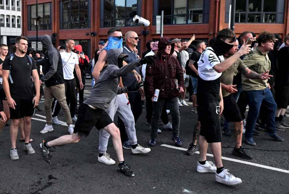 Insiden rusuhan di UK telah memberi kesedaran kepada Malaysia bahawa masalah penyebaran berita palsu yang tidak boleh diambil secara sambil lewa. Foto AFP