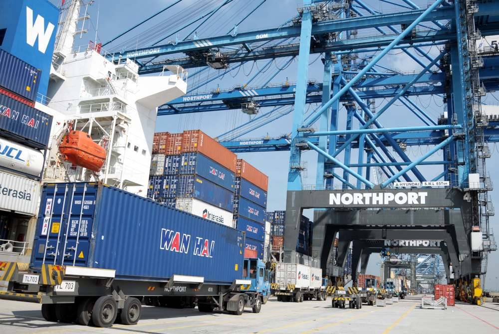 Operasi kontena di Northport. Bagi tujuh bulan pertama 2024, Northport mengendalikan
sejumlah 2,076,148 TEU kontena iaitu peningkatan ketara sebanyak 16.1 peratus berbanding tempoh sama tahun lalu.