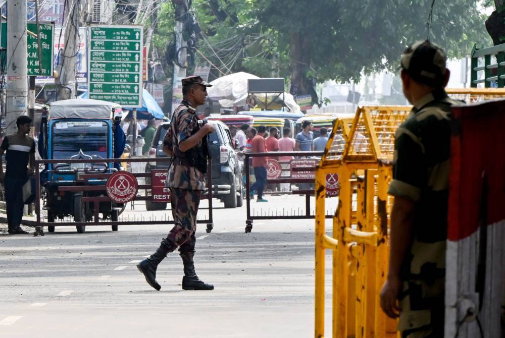 Pasukan Keselamatan Sempadan (BSF) berkawal di India-Bangladesh kerana bimbang jika konflik di negara itu merebak ke New Delhi.