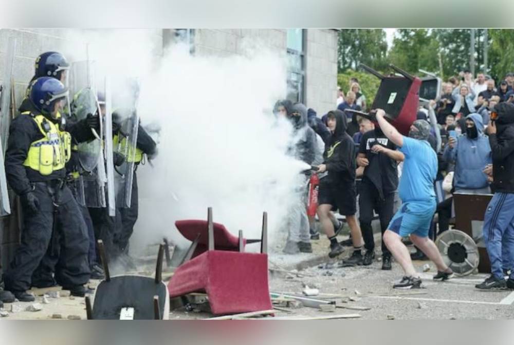 Semua rakyat Malaysia yang berada di United Kingdom (UK) dinasihati berwaspada, menjauhi kawasan protes dan mengikuti perkembangan terkini diberikan oleh pihak berkuasa tempatan.(Gambar hiasan) Foto AP