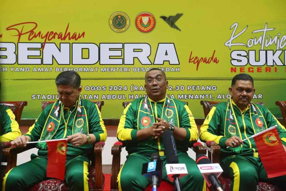 Sanusi (tengah) pada sidang akhbar pada Rabu.