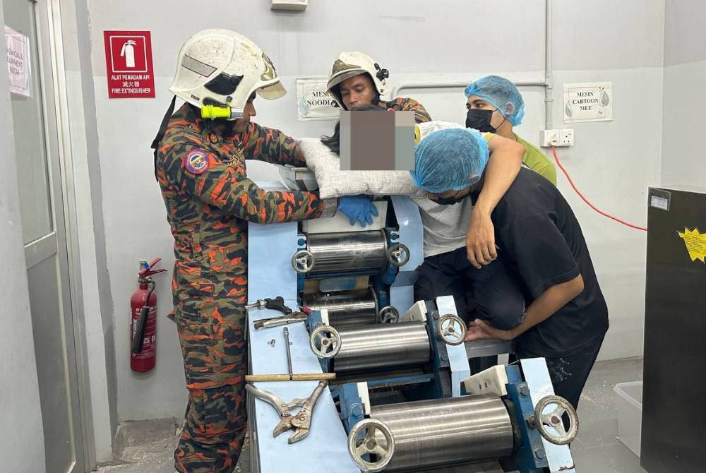 Pekerja kilang itu terpaksa tahan sakit hampir 30 minit selepas tangan kanannya tersepit pada mesin membuat mi Foto JBPM