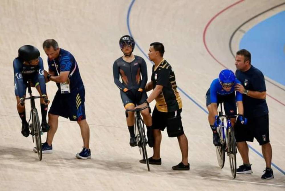 Nurul Izzah (tengah) terlepas peluang untuk beraksi dalam aksi suku akhir acara keirin wanita Sukan Olimpik di Paris pada Rabu. Foto FB MSN