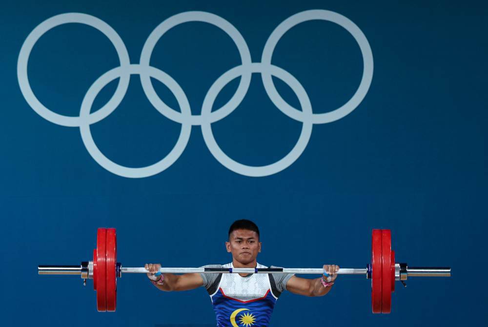 Aniq ketika beraksi dalam acara angkat berat lelaki kategori 61kg pada Sukan Olimpik Paris 2024, di South Paris Arena 6 hari ini. Foto Bernama