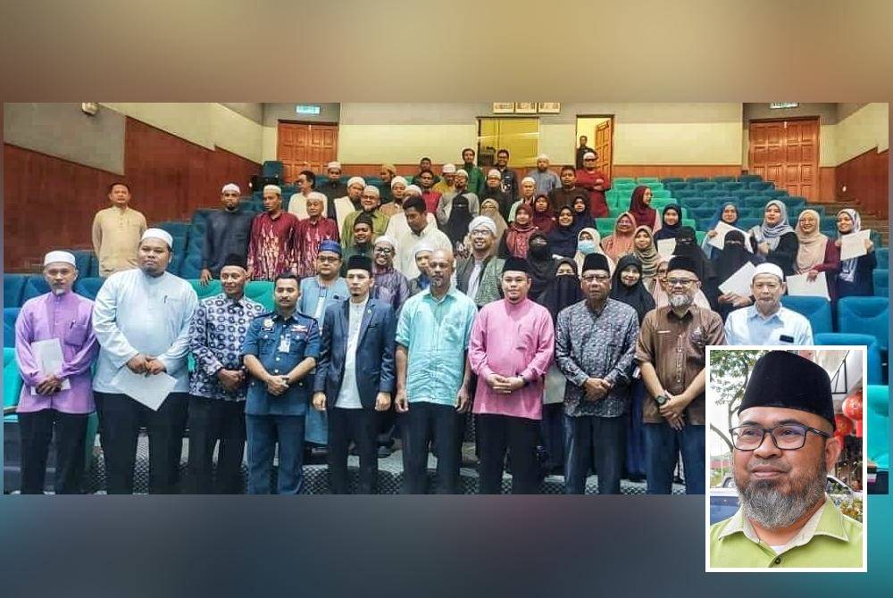 Sebahagian daripada wakil intitusi agama bergambar selepas menerima surat kelulusan tersebut tdiadakan di Dewan Syarahan Ibu Pejabat MUIP, Pekan. (Gambar kecil: Asmadi)