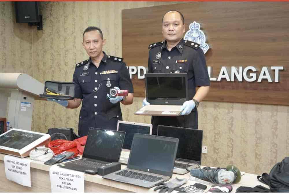 Ahmad Ridhwan (kiri) menunjukkan barangan rampasan dipercayai barangan curi setelah menangkap lima suspek kes culik di Bandar Bukit Raja, Klang, Selangor pada Khamis. Foto PDRM.