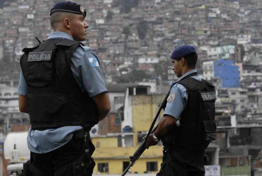 Polis terpaksa melepaskan tembakan selepas seorang lelaki mengancam menembak seorang juri pertandingan ratu cantik di bandar Altamira, Brazil. Foto Agensi