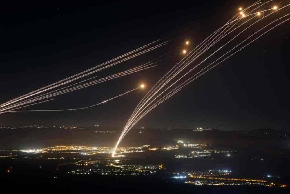 Roket yang dilepaskan dari selatan Lubnan dipintas oleh sistem pertahanan udara Israel di wilayah Upper Galilee di utara Israel, di tengah-tengah pertempuran rentas sempadan yang berterusan antara tentera Israel dan pejuang Hizbullah. Foto AFP