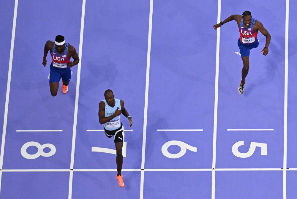 Tebogo paling awal melepasi garisan penamat acara final 200m meninggalkan dua pelari AS, Kenny Bednarek dan Noah Lyles. Foto AFP