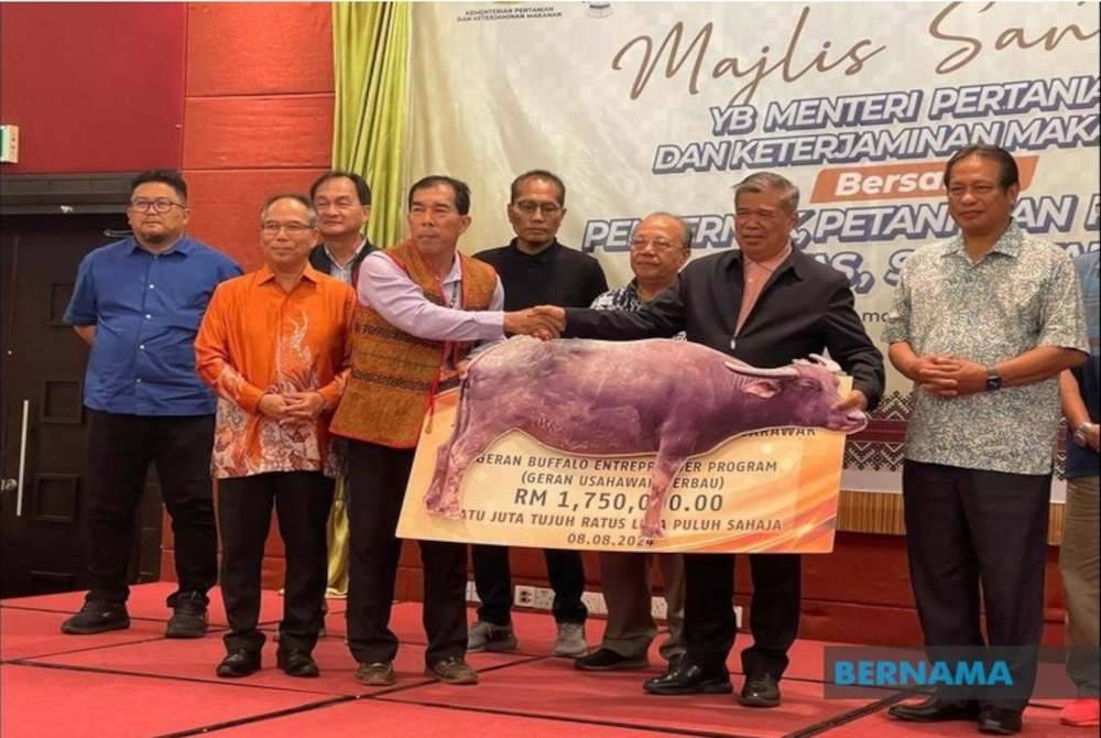 Mohamad menyampaikan geran Program Usahawan Kerbau yang bernilai RM1.7 juta kepada 10 penerima, Lesen Sampan Khas Daerah Lawas kepada 38 penerima dan Bantuan Kluster Ternakan Ikan Dalam Sangkar Air Payau serta Bantuan Input Ternakan dan Peralatan kepada enam penerima bernilai lebih RM370,000. Foto Bernama