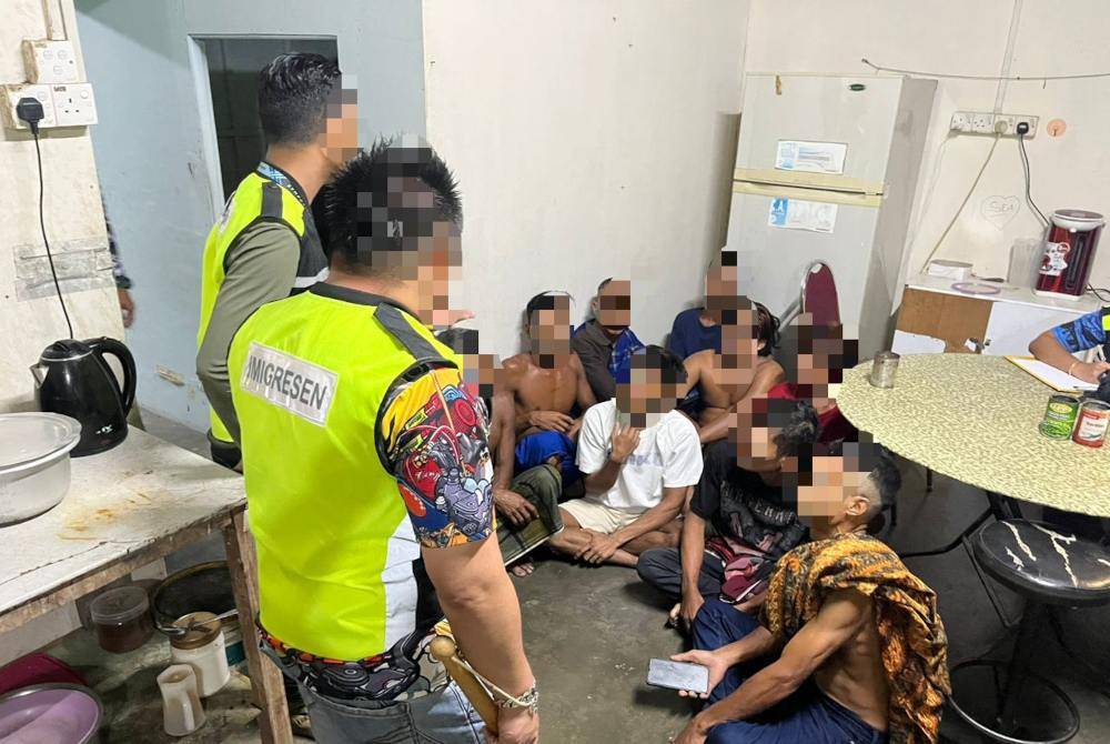 Sebahagian daripada warga asing yang ditahan menerusi pemeriksaan di premis perniagaan dan rumah pekerja di sekitar Johor Bahru, Muar dan Mersing. Foto JIM Johor